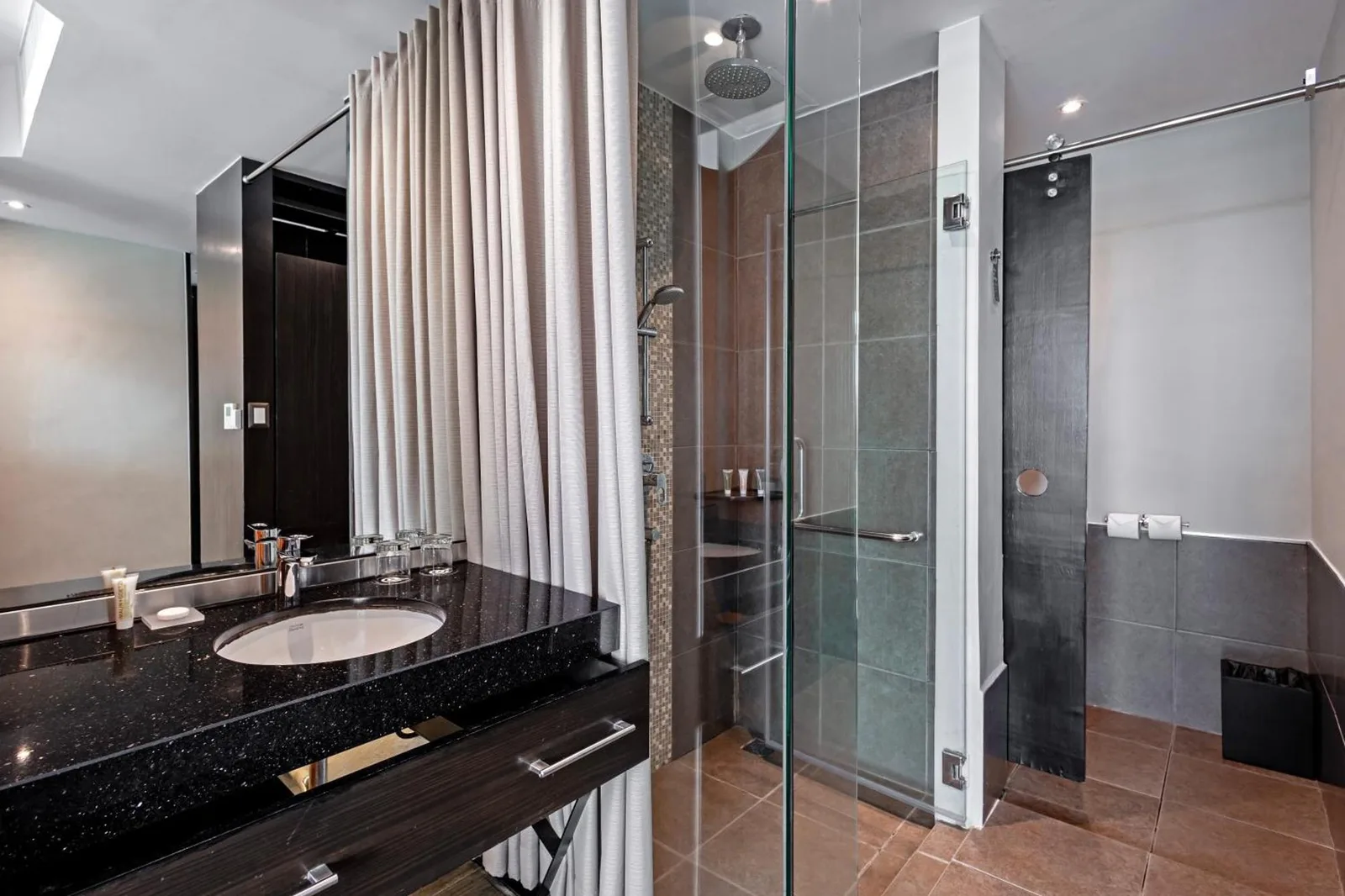 Équipements de salle de bains modernes au Siam At Siam Design Hotel Pattaya