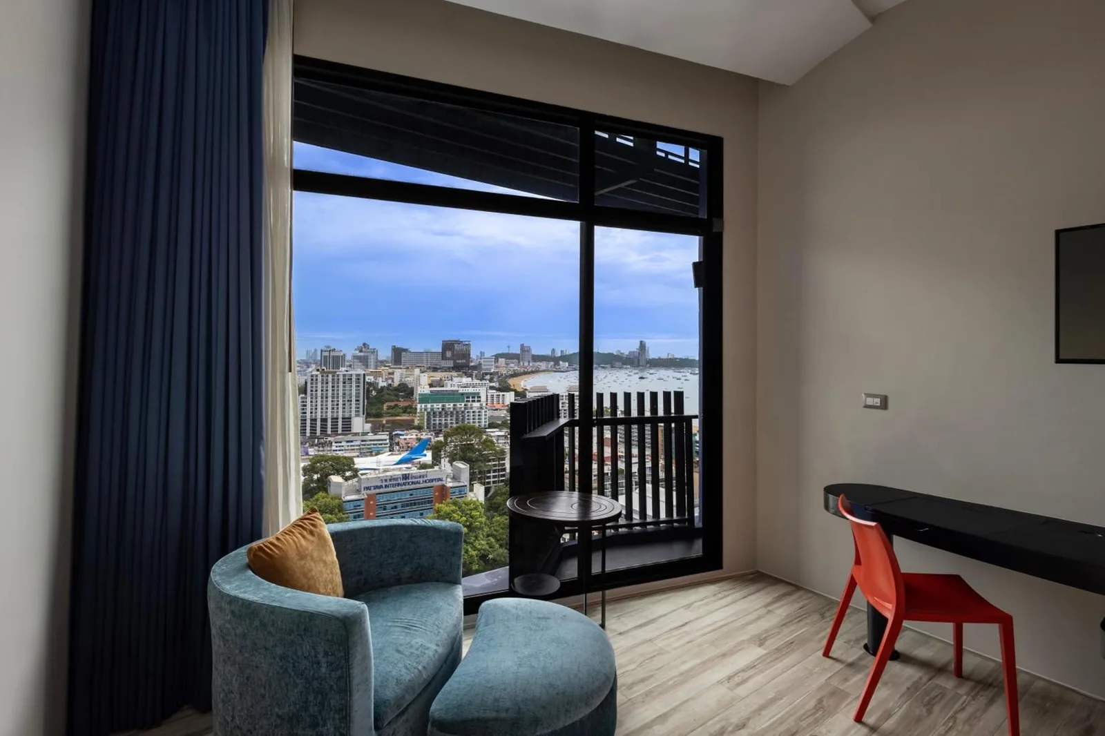 Chambre avec vue sur la ville et coin salon au Siam At Siam Design Hotel Pattaya
