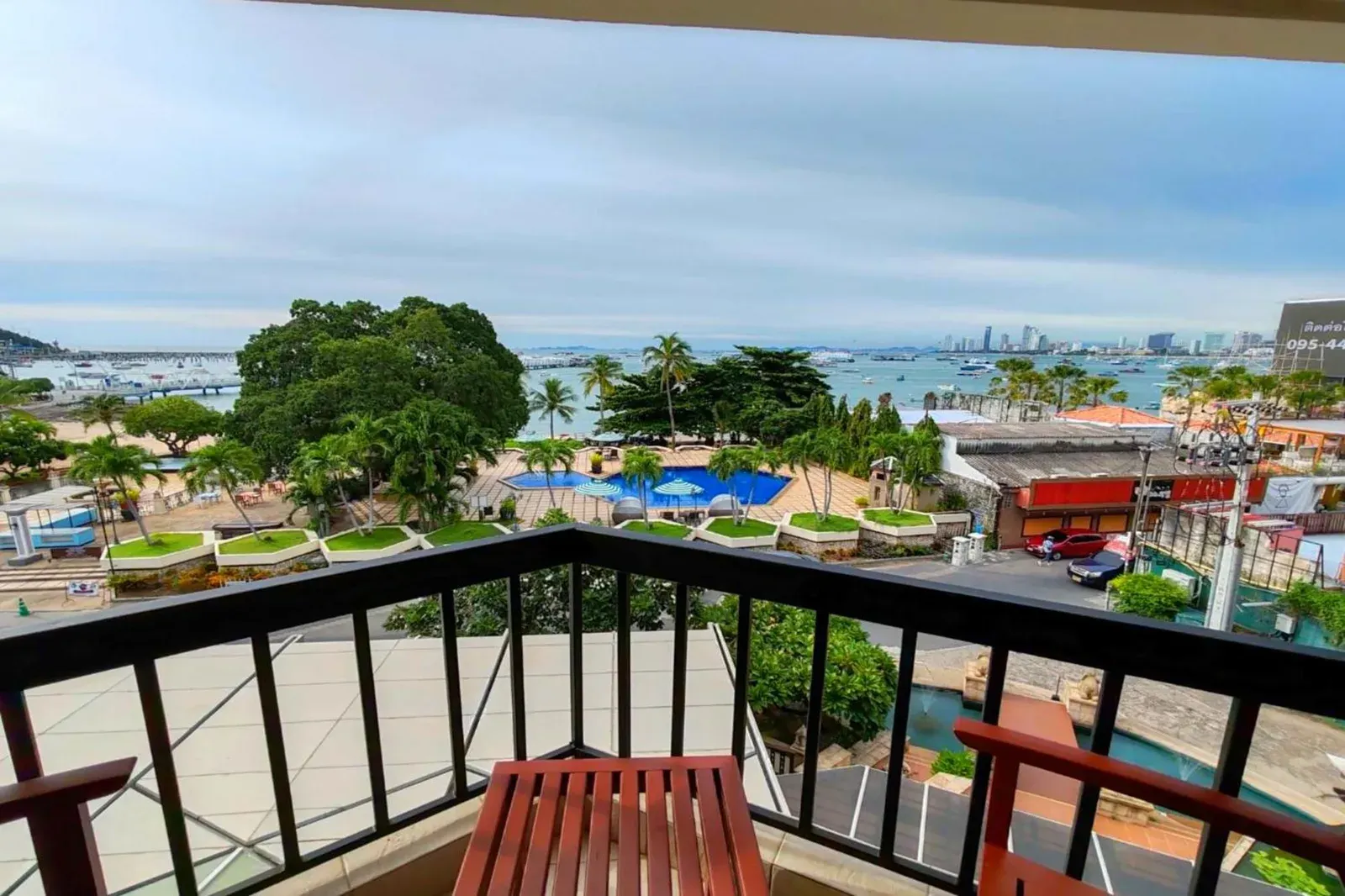 Vista desde el balcón de Siam Bayshore Resort Pattaya mostrando la zona de la piscina y el paisaje frente al mar
