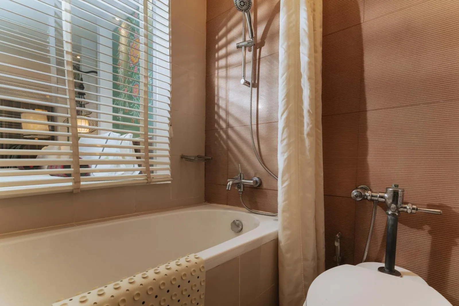 Baño con bañera y ducha en Siam Bayshore Resort Pattaya en Pattaya, Thailand