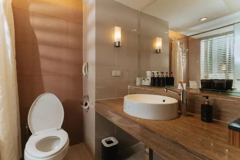 Lavabo y aseo del baño en Siam Bayshore Resort Pattaya con lavabo y espejo modernos