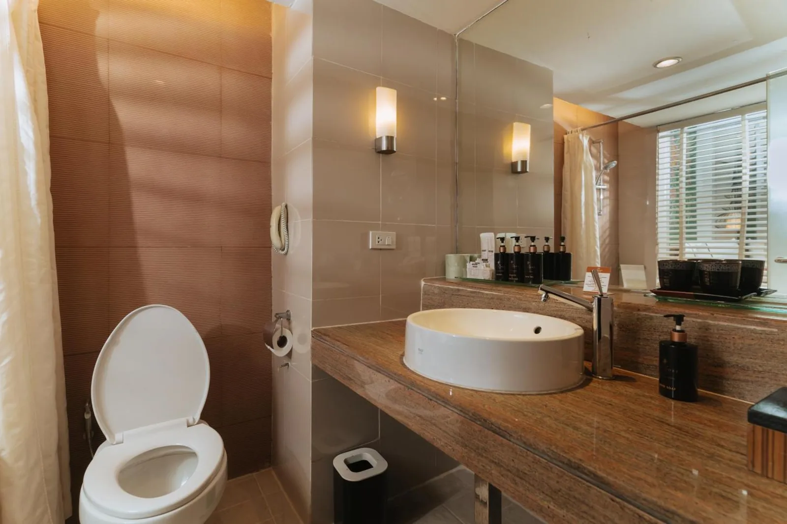 Lavabo y aseo del baño en Siam Bayshore Resort Pattaya con lavabo y espejo modernos