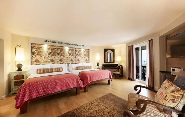 Habitación deluxe con dos camas en Siam Bayshore Resort Pattaya con acceso al balcón y zona de estar