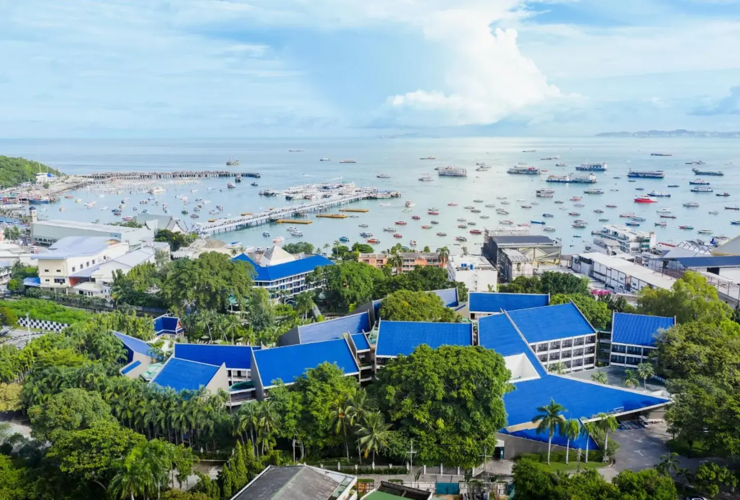 Vista exterior de Siam Bayshore Resort Pattaya con vistas al puerto y la costa en Pattaya, Thailand