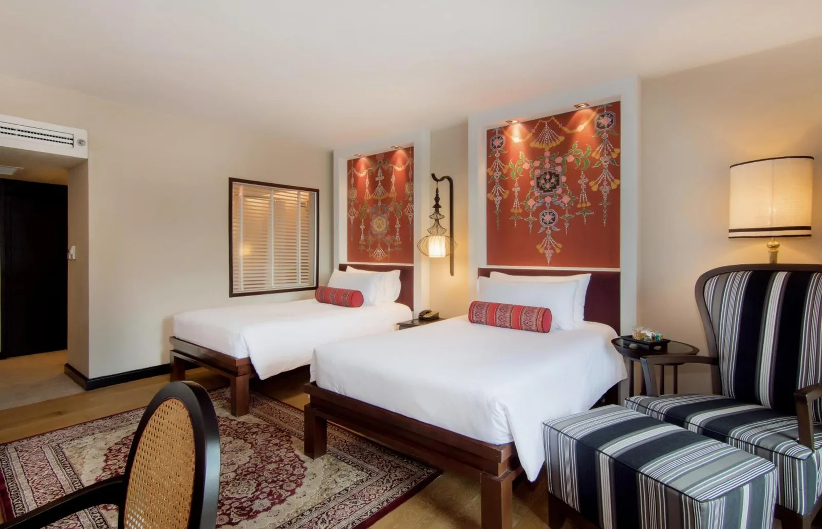 Habitación deluxe con dos camas en Siam Bayshore Resort Pattaya con arte estampado y zona de estar
