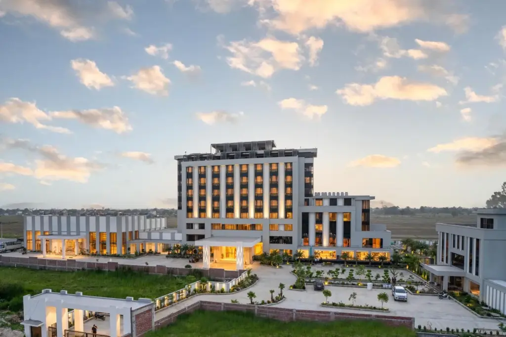 Außenansicht von Siddhartha Vilasa Bhairahawa in Lumbini mit einem modernen mehrstöckigen Hotelgebäude in der Dämmerung