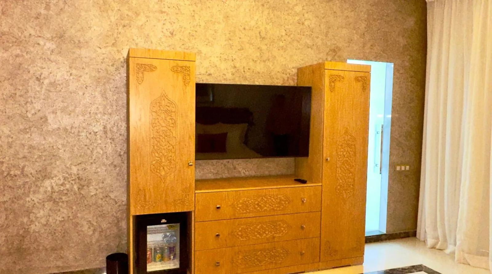 Sillage Palace Sky & Spa entertainment center with TV