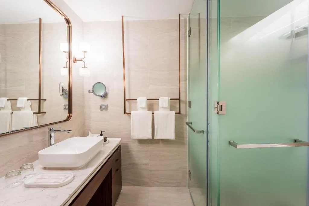 SILQ Hotel & Residence elegant bathroom