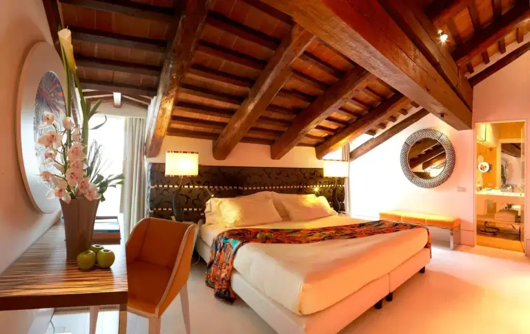 Habitación ática de Sina Centurion Palace con vigas de madera