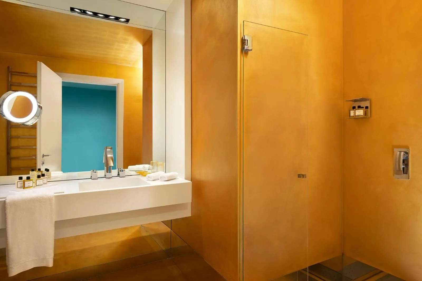 Baño del Sina Centurion Palace con comodidades modernas
