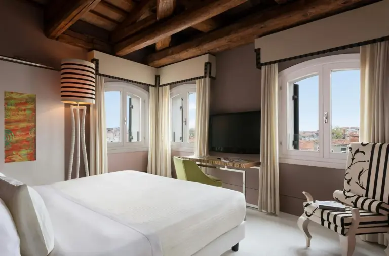 Habitación de huésped del Sina Centurion Palace con decoración moderna