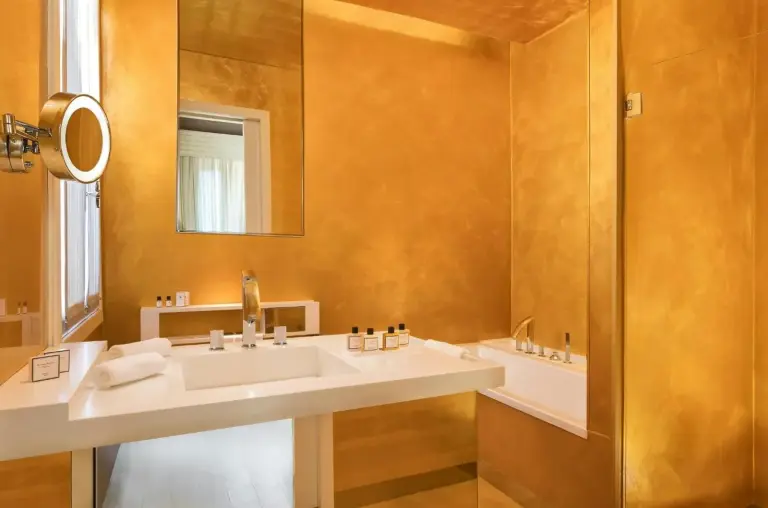 Sina Centurion Palace baño lujoso con acentos dorados