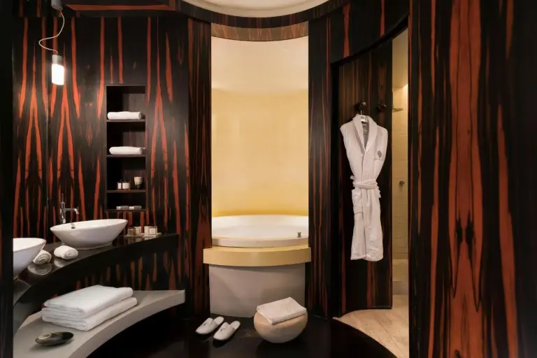 Baño lujoso con características de spa en Sina The Gray en Milán