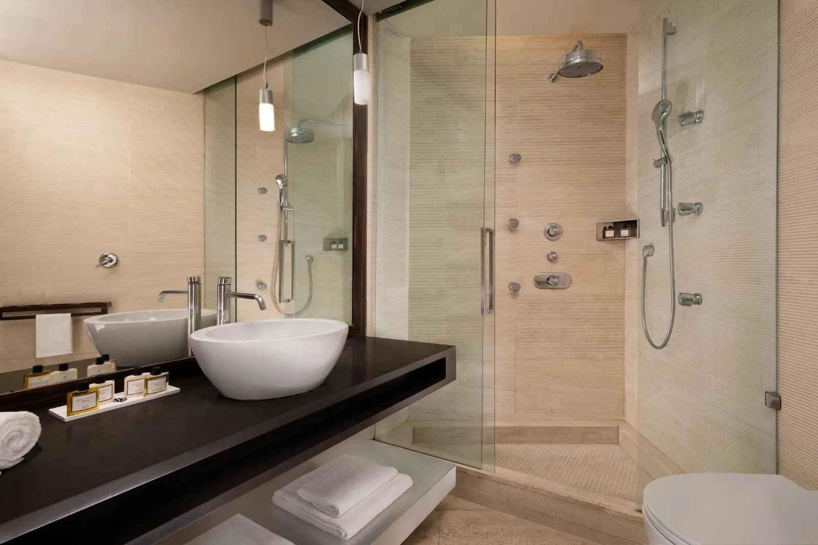 Moderno baño con ducha en Sina The Gray en Milán
