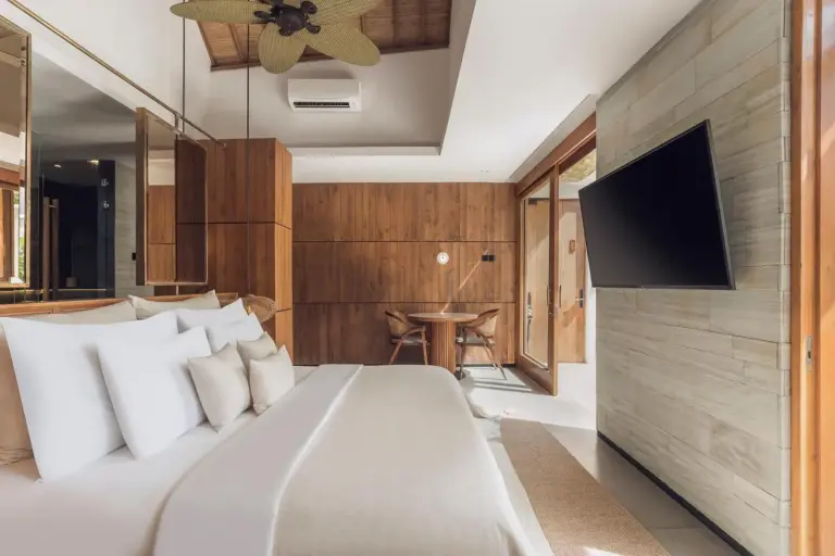 Sini Vie Resort & Spa Seminyak by Ini Vie Hospitality – hotel en Seminyak, Indonesia – un dormitorio con una cama y una piscina en Sini Vie Resort & Spa Seminyak by Ini Vie Hospitality en Seminyak
