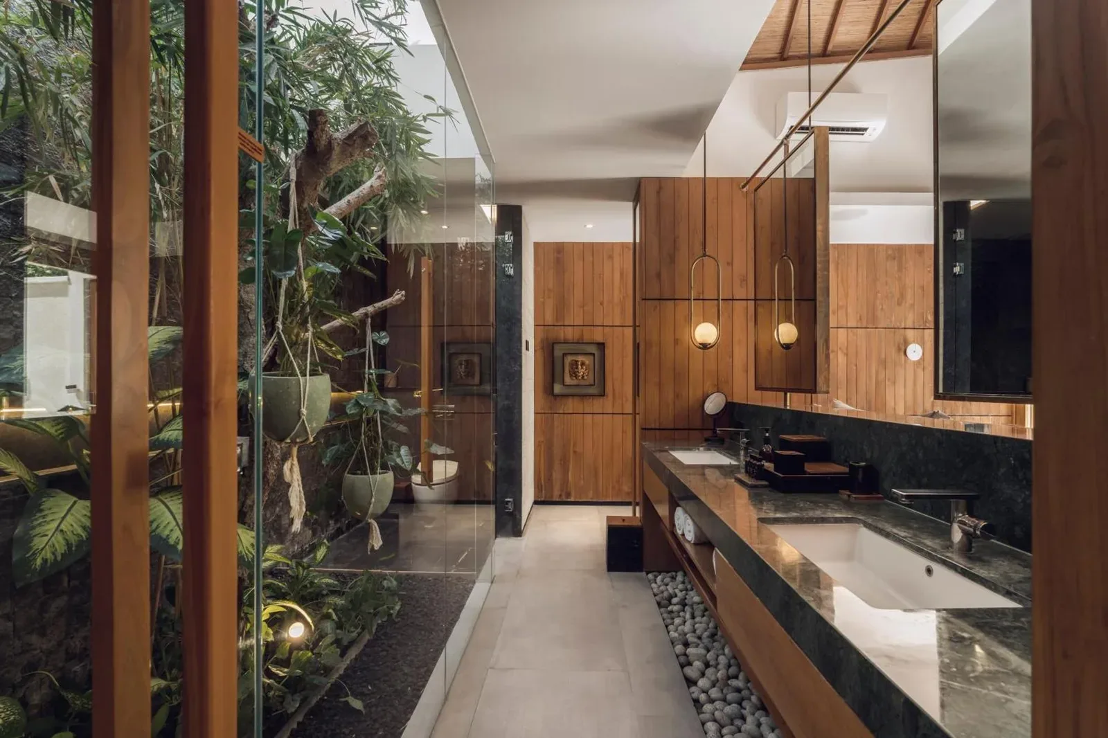 Sini Vie Resort & Spa Seminyak by Ini Vie Hospitality – hotel en Seminyak, Indonesia – un dormitorio con una gran cama blanca y una mesa en Sini Vie Resort & Spa Seminyak by Ini Vie Hospitality en Seminyak