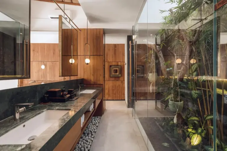 Sini Vie Resort & Spa Seminyak by Ini Vie Hospitality – hotel en Seminyak, Indonesia – una habitación de hotel con una cama y vistas a una bañera en Sini Vie Resort & Spa Seminyak by Ini Vie Hospitality en Seminyak