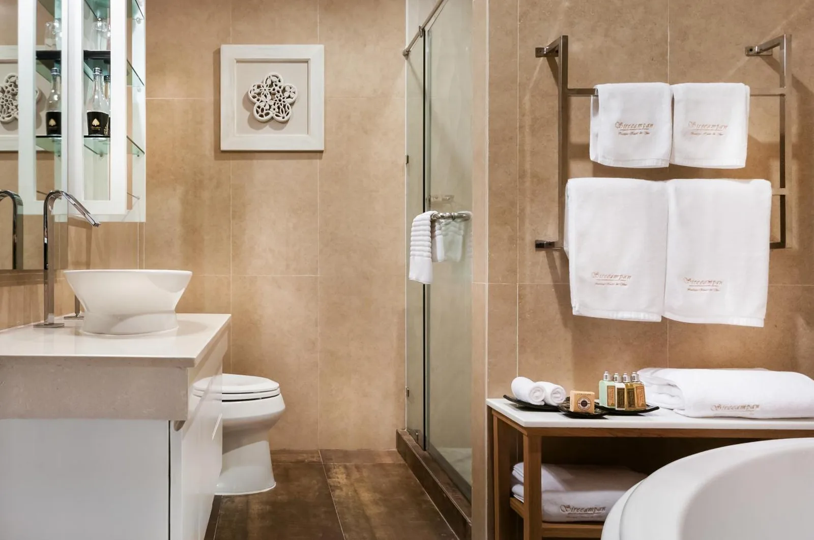 Salle de bains moderne de Sireeampan Boutique Resort and Spa