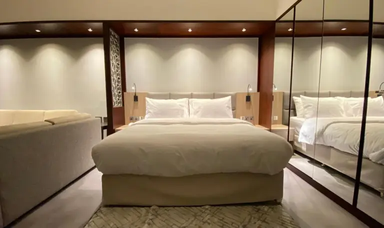 Chambre élégante à Sitara Hotel Apartment à Dubaï avec lit king-size et armoire miroir