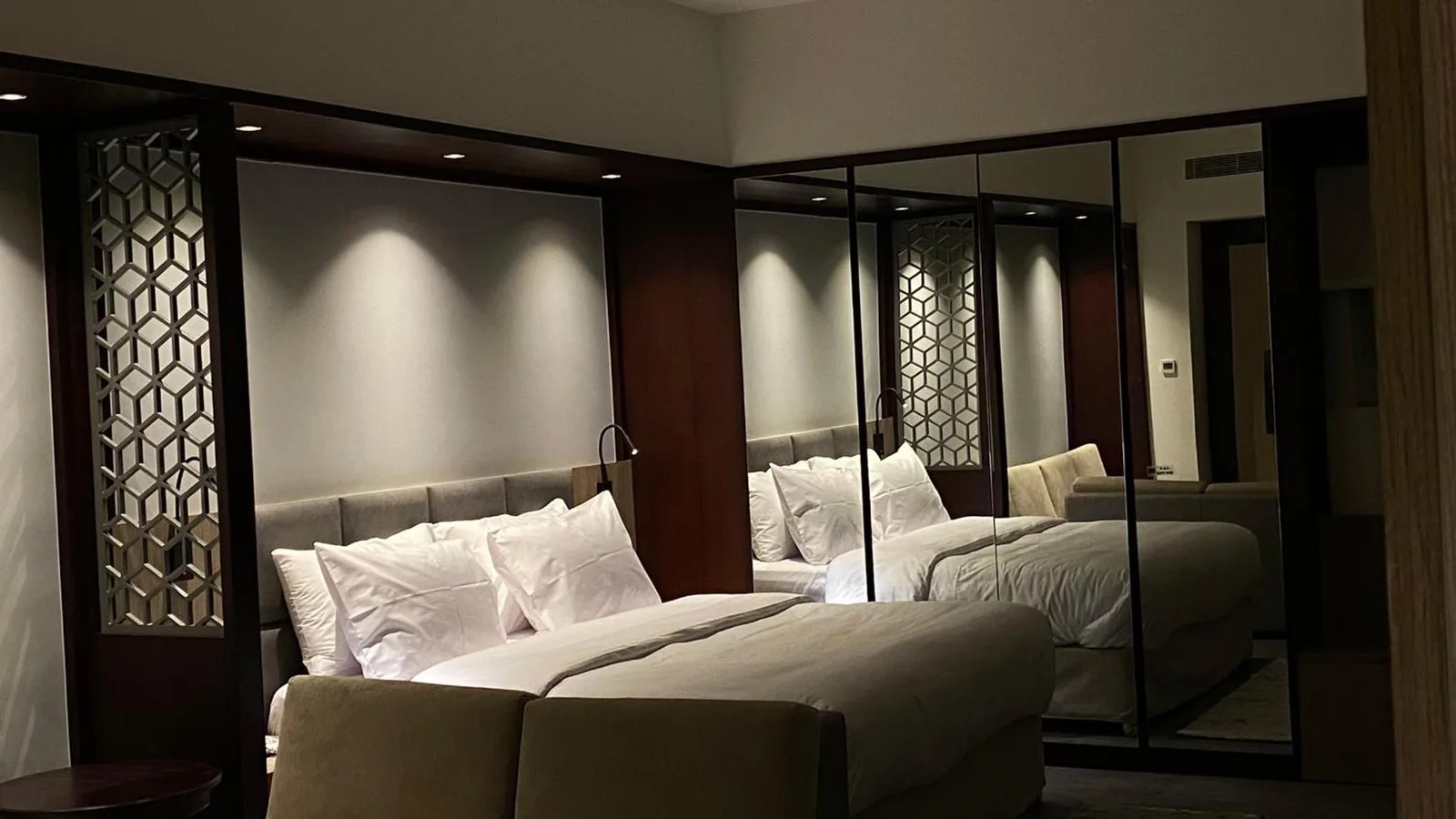 Chambre élégante à Sitara Hotel Apartment à Dubaï avec lit king-size et armoire miroir