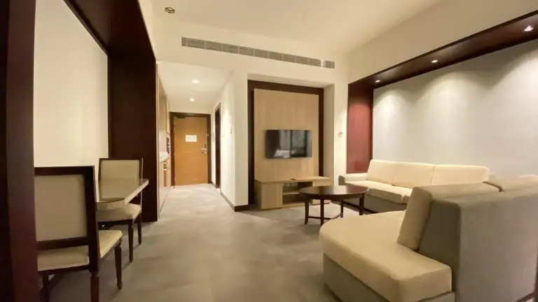 Coin salon moderne à Sitara Hotel Apartment à Dubaï avec canapé, table basse et télévision