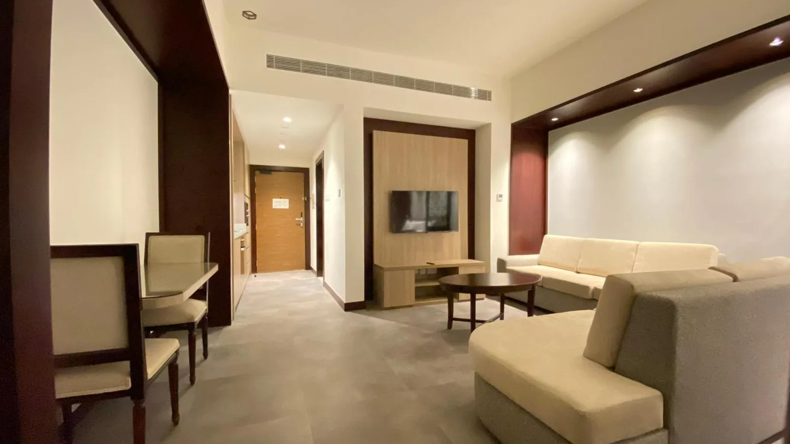 Coin salon moderne à Sitara Hotel Apartment à Dubaï avec canapé, table basse et télévision