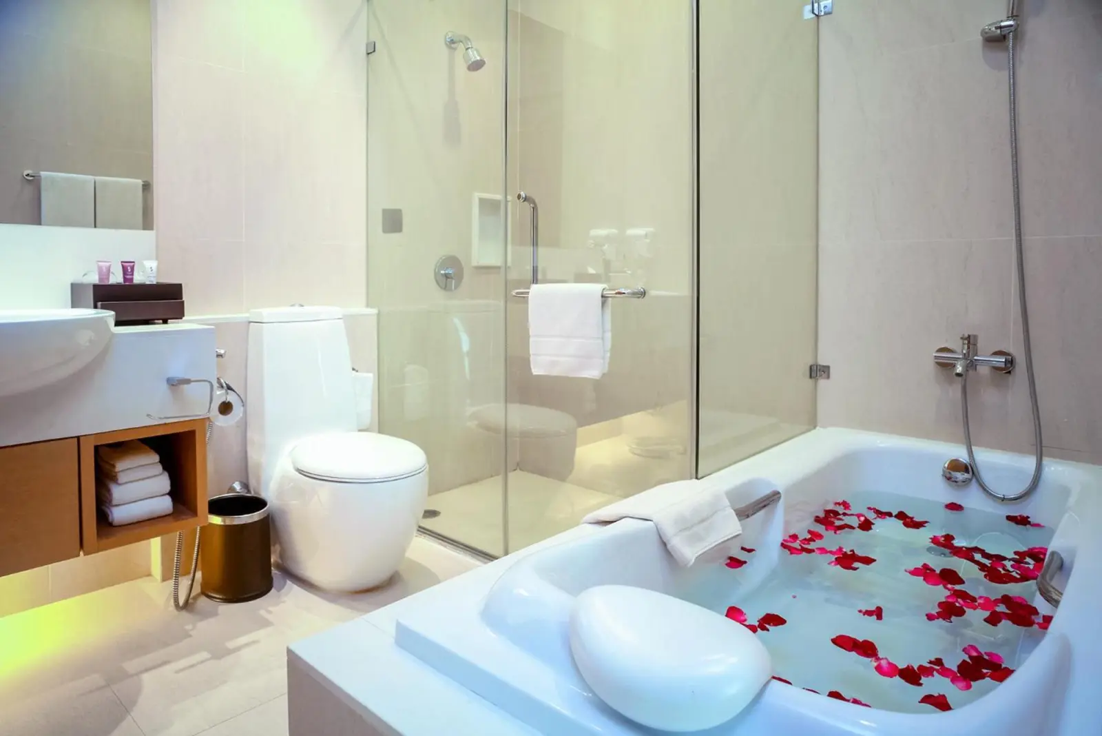 Luxury bathtub with rose petals in Sivatel Bangkok Hotel