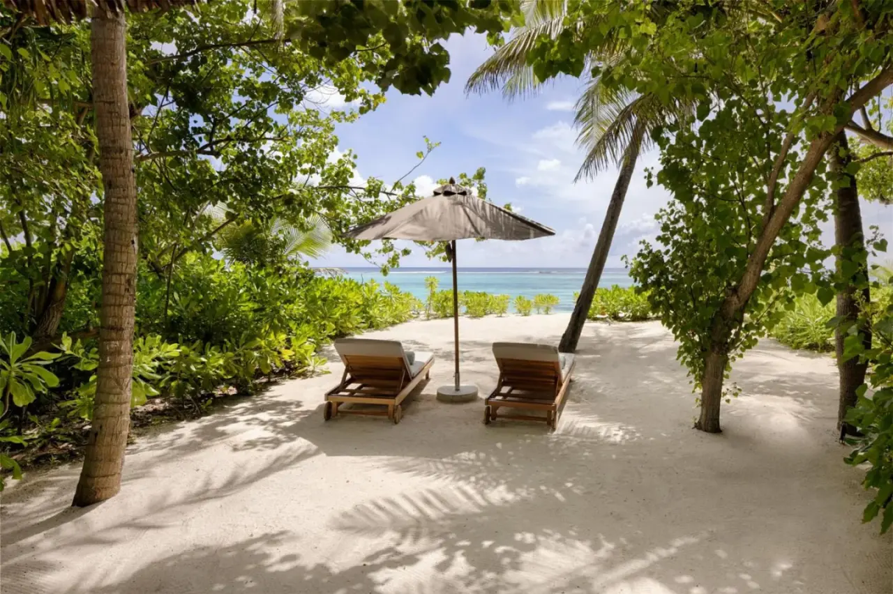 Transats sous un parasol à Six Senses Kanuhura