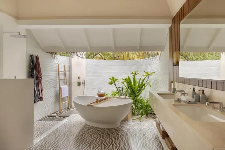 Salle de bain élégante au Six Senses Kanuhura