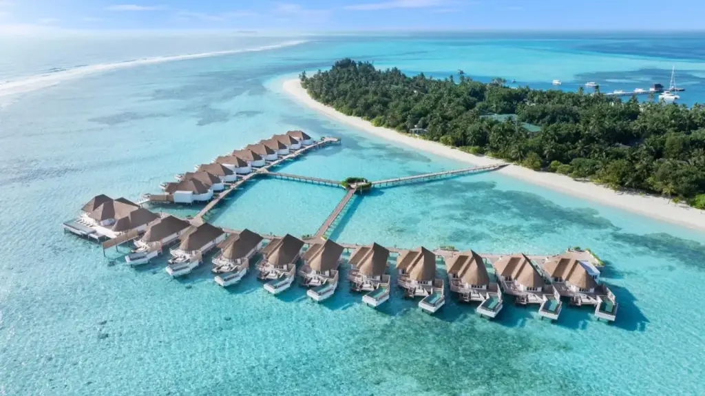 Vue aérienne de Six Senses Kanuhura présentant des villas sur l'eau dans l'atoll de Lhaviyani