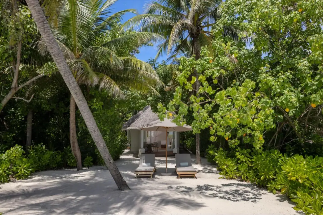 Zone de plage privée avec des chaises longues au Six Senses Kanuhura