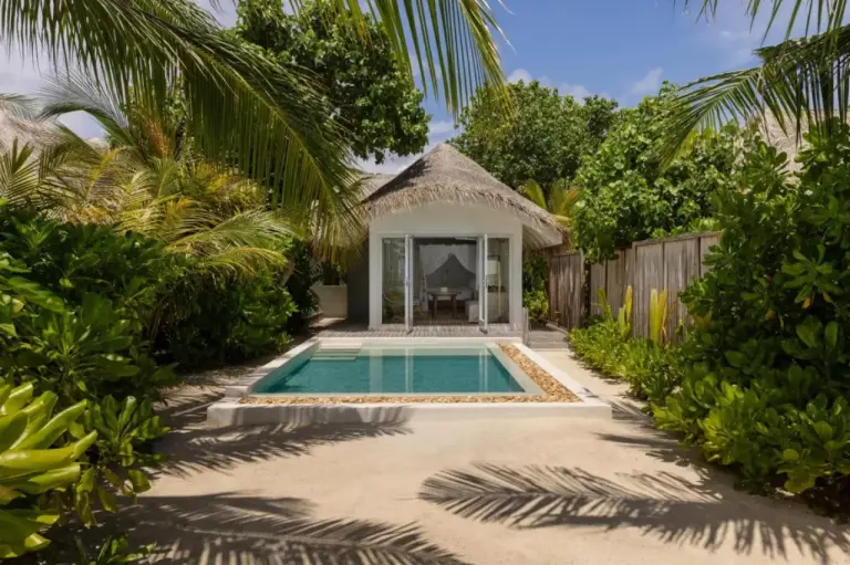 Extérieur de la villa tropicale avec piscine au Six Senses Kanuhura