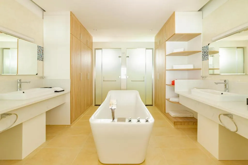 Modern bathroom with a bathtub at Siyam World Maldives