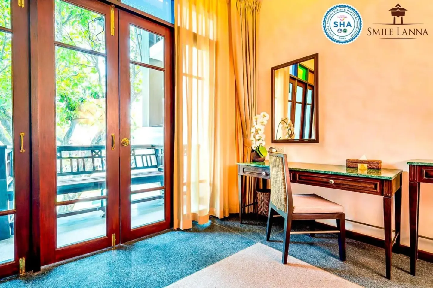 Espacio de trabajo elegante en Smile Lanna Hotel en Chiang Mai