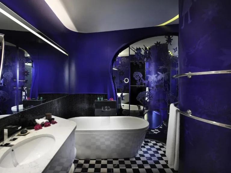 Baño lujoso del hotel SO/ Bangkok con bañera