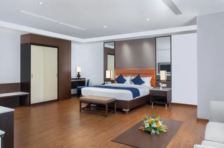 Geräumiges King-Zimmer im Soaltee Westend Itahari in Dharan mit Holzboden und zeitgemäßer Einrichtung