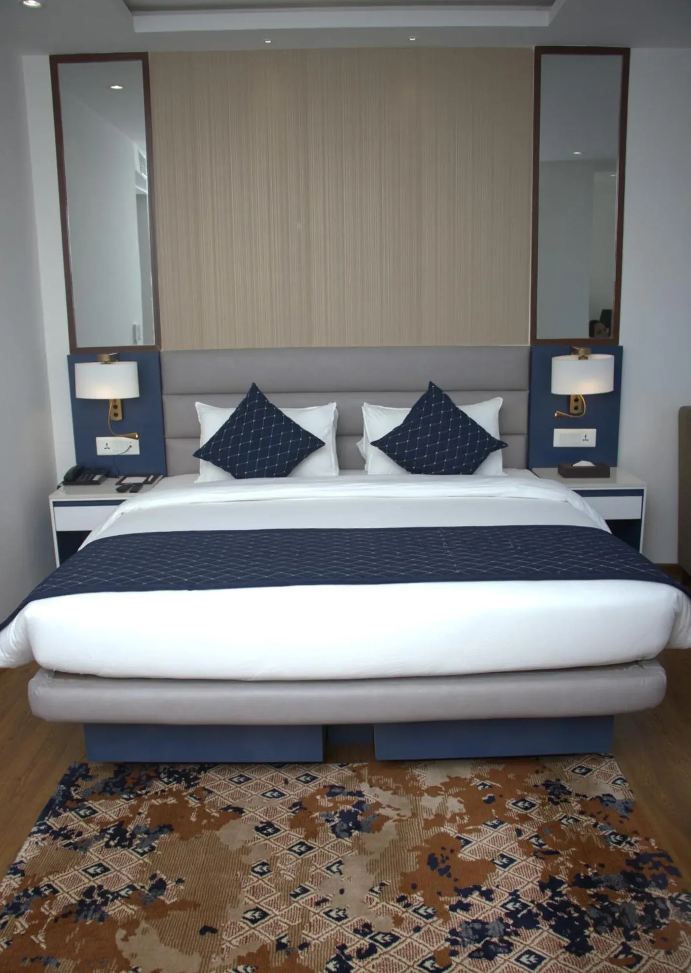 Geräumiges King-Zimmer im Soaltee Westend Itahari in Dharan mit Holzboden und zeitgemäßer Einrichtung