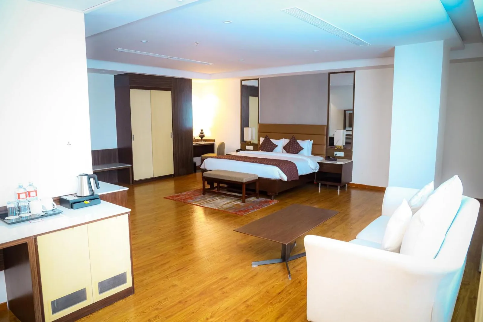 Große Suite im Soaltee Westend Itahari in Dharan mit Sofa-Sitzbereich, Tisch und King-Size-Bett
