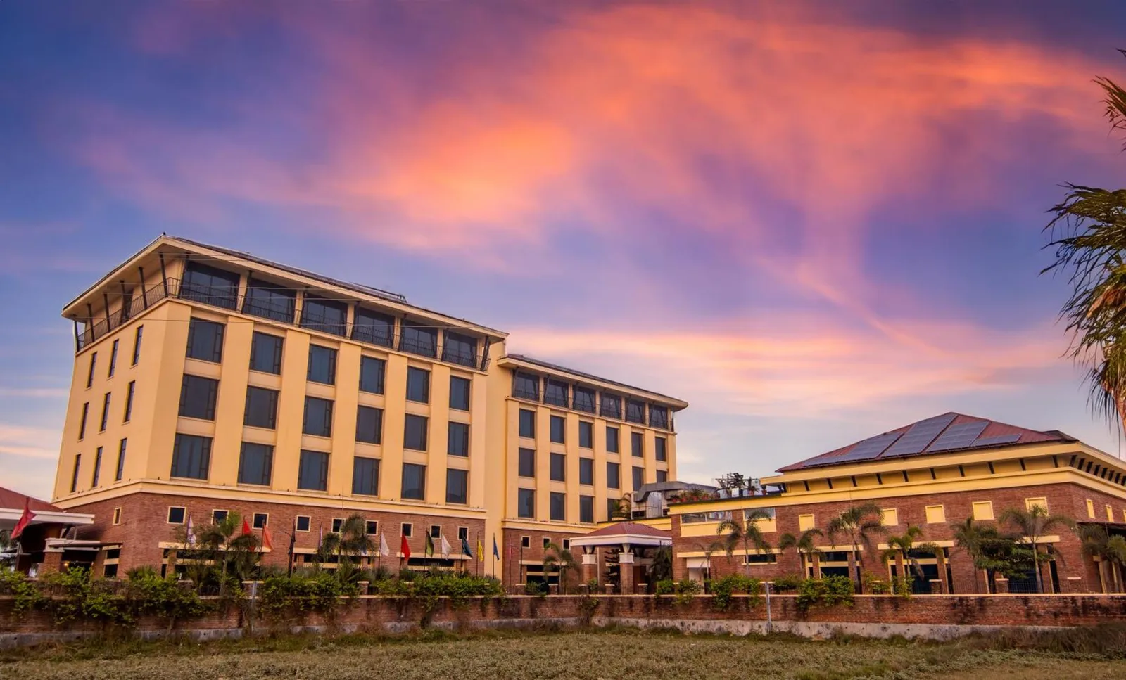 Vista exterior del hotel Soaltee Westend Premier en Nepalgunj al atardecer