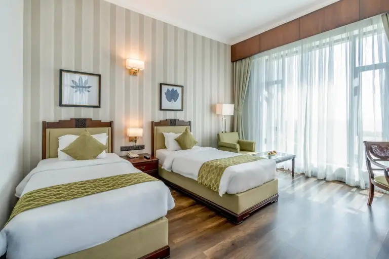 Chambre twin au Soaltee Westend Premier Nepalgunj avec deux lits et grande fenêtre