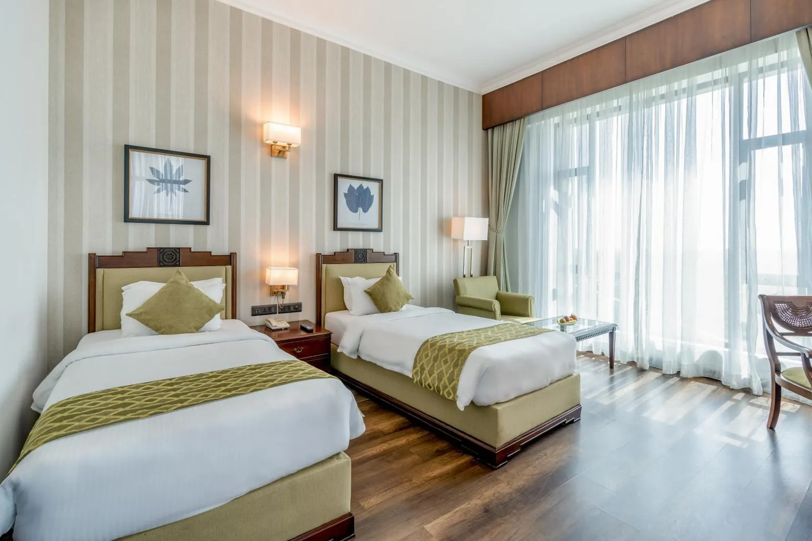 Habitación doble con dos camas en Soaltee Westend Premier Nepalgunj y una gran ventana