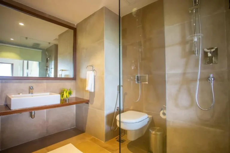 Salle de bain moderne au Soaltee Westend Resort Chitwan