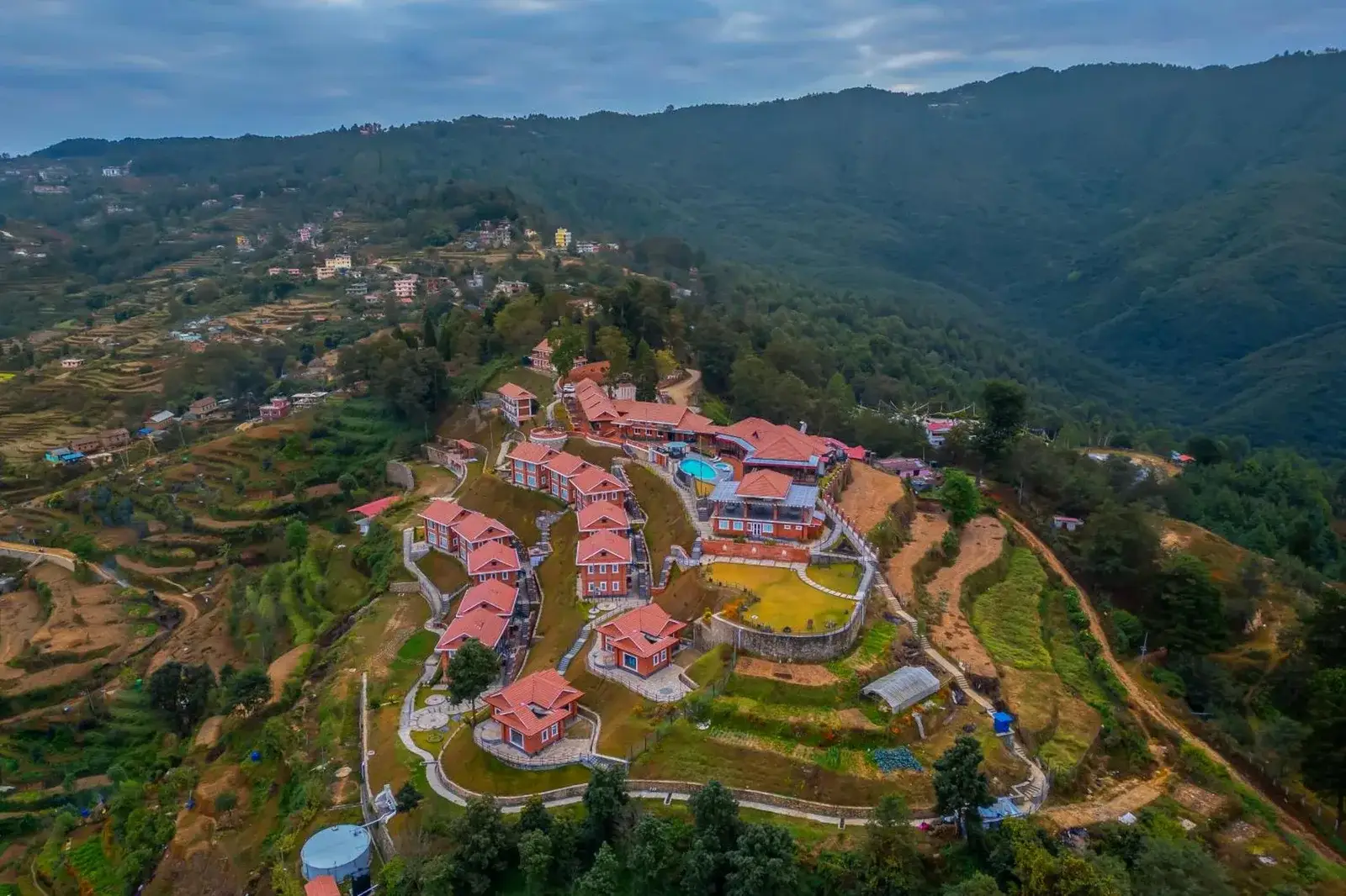 Vue aérienne de Soaltee Westend Resort Nagarkot entouré de montagnes.