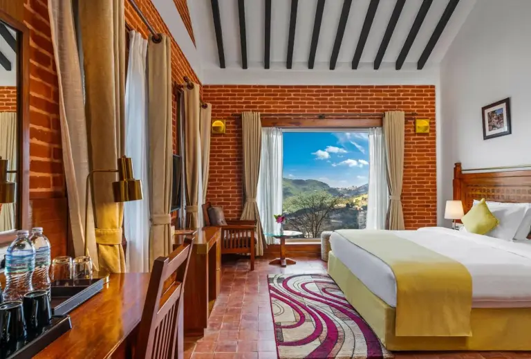 Chambre familiale au Soaltee Westend Resort Nagarkot avec vue sur les montagnes.