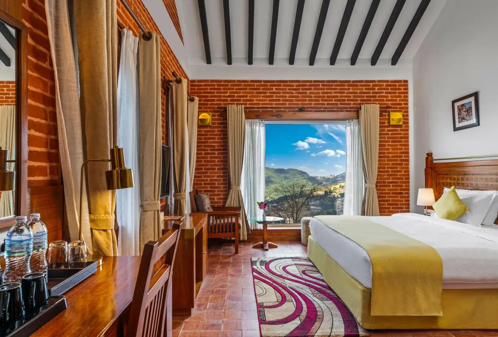 Chambre familiale au Soaltee Westend Resort Nagarkot avec vue sur les montagnes.