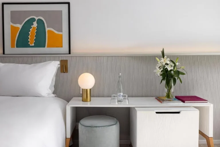 Table d'appoint du Sofitel Agadir Thalassa Sea & Spa avec des objets décoratifs