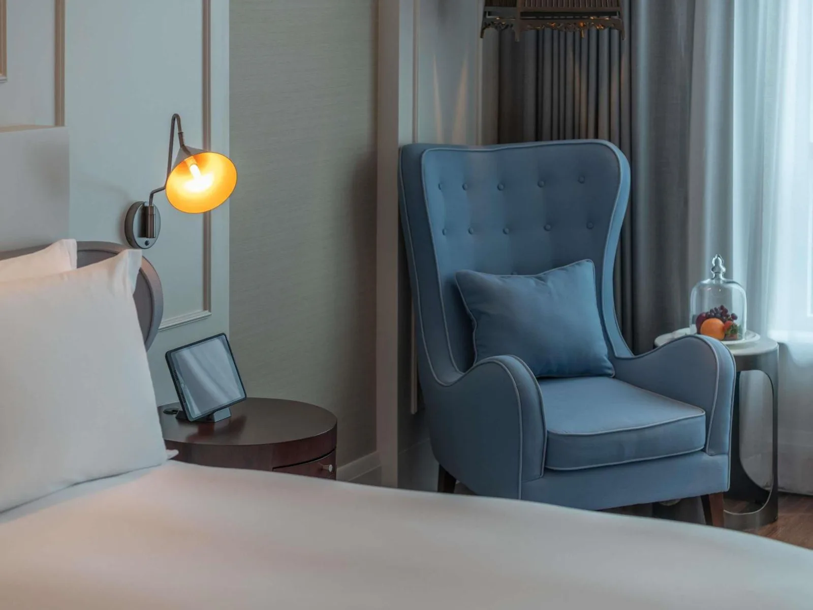 Sillón cómodo en la habitación de Sofitel Bangkok Sukhumvit