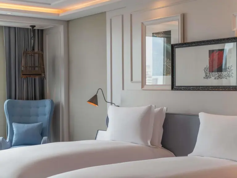Decoración artística en la habitación twin de Sofitel Bangkok Sukhumvit