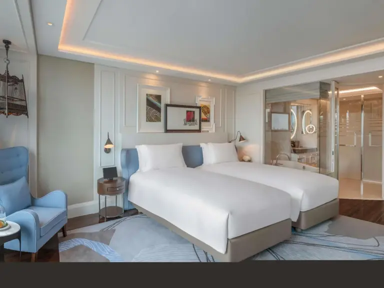 Camas individuales en la habitación de Sofitel Bangkok Sukhumvit