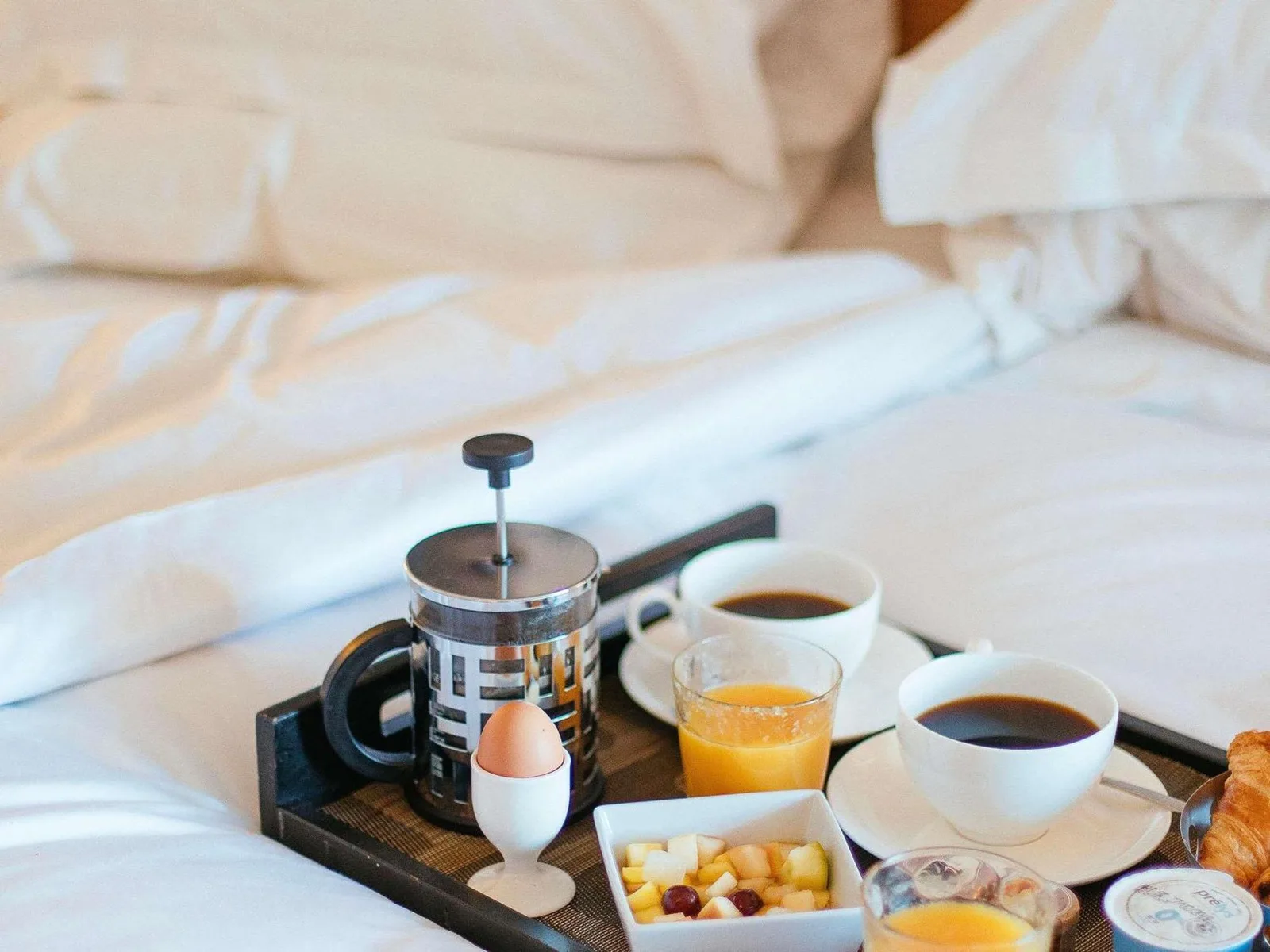Delicioso desayuno servido en la cama en Sofitel Biarritz Le Miramar Thalassa